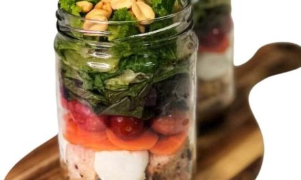 Salada de frango no pote